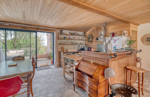 Dourgne House | Holiday Home 'Grange Spacieuse Et Élégante' with Lake View, Shared Pool and Wi-Fi