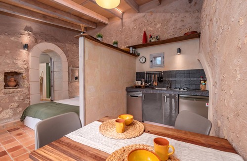 Costitx House | Holiday Home 'Groc' with Mountain View, Shared Pool and Wi-Fi
