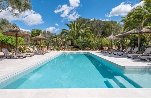 Costitx House | Holiday Home 'Groc' with Mountain View, Shared Pool and Wi-Fi