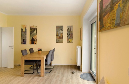 Hoexter House | Holiday Home 'Haus Unterm Räuschenberg' with Mountain View, Private Terrace and Wi-Fi