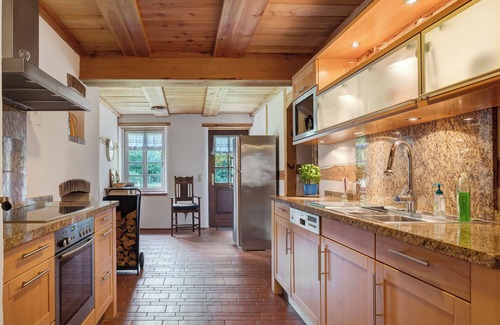 Goehrde House | Holiday Home 'Hof Hohe Eichen' with Private Terrace, Private Garden and Wi-Fi