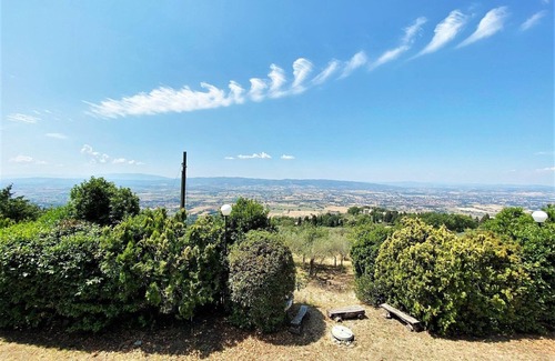 Assisi Villa | Holiday Home in Assisi with Scenic Garden