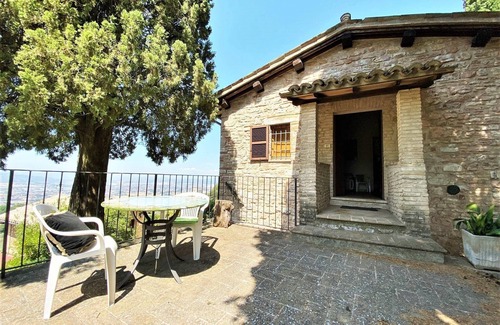 Assisi Villa | Holiday Home in Assisi with Scenic Garden