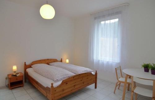 Bad Pyrmont Apartment | Holiday Home in Bad Pyrmont with Garden Views
