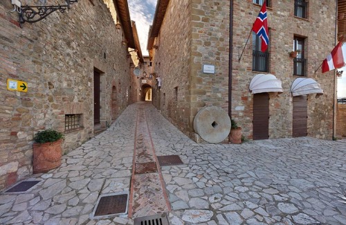 Canalicchio House | Holiday Home in Collazzone With Pool & Sauna