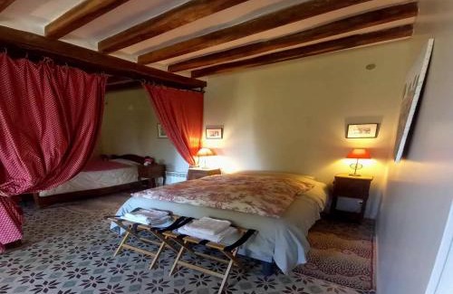 Lerne House | Holiday Home in Lerné with Garden