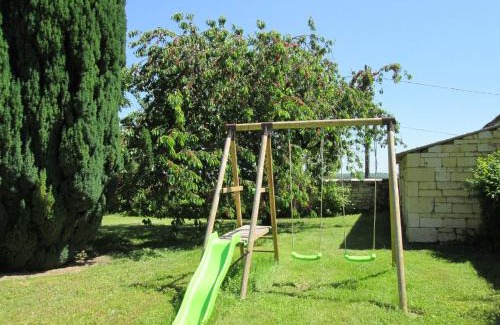 Lerne House | Holiday Home in Lerné with Garden