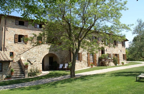 Montone House | Holiday Home in Montone with Pool