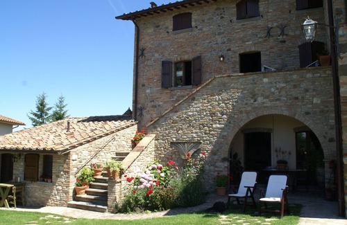 Montone House | Holiday Home in Montone with Pool