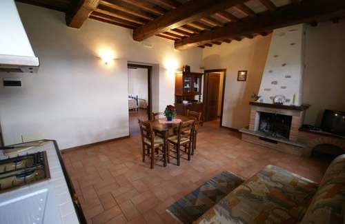 Montone House | Holiday Home in Montone with Pool & Garden
