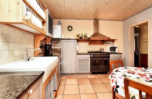 Schoenberg House | Holiday Home in Schצnberg with Jacuzzi