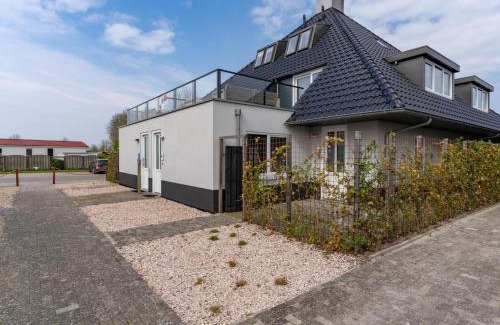Offingawier House | Holiday Home in Sneek with Waterfront Jetty, cleaning included