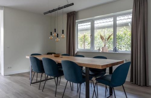 Offingawier House | Holiday Home in Sneek with Waterfront Jetty, cleaning included
