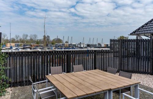 Offingawier House | Holiday Home in Sneek with Waterfront Jetty, cleaning included