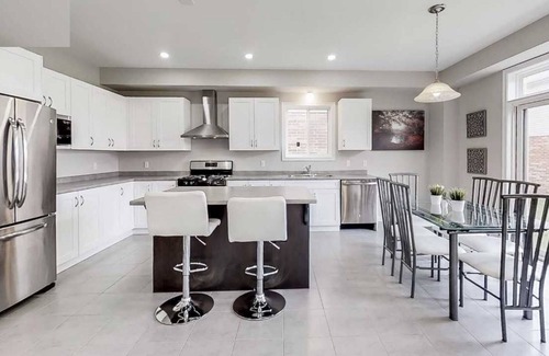 Hamilton House | Holiday home in Stoney Creek / East Hamilton Good for large groups or families