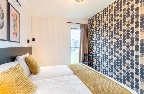 Leiderdorp House | Holiday home in 't Groene Hart on the water, cleaning included