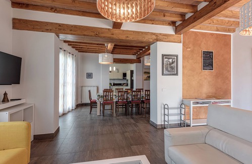 Borgo San Lorenzo House | Holiday Home 'Villa Moderna Resort' with Private Pool, Wi-Fi and Air Conditioning