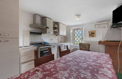Castelnuovo Magra House | Holiday Home 'Casa Di Luciana' with Balcony and Wi-Fi