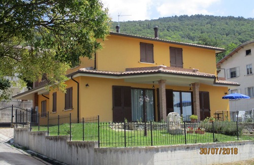 Fossato di Vico House | HOLIDAY HOME THE AWAKENING OF SENSES (ANTISISMIC).