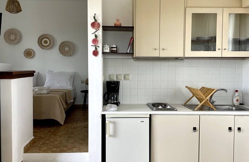 Kithira Apartment | Holiday Home 'Kythiris Studios - Bungalow 3' with Sea View, Wi-Fi and Air Conditioning