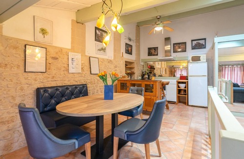 Gemozac House | Holiday Home 'L'atelier - Gîte La Tournerie' with Shared Pool, Private Terrace and Wi-Fi