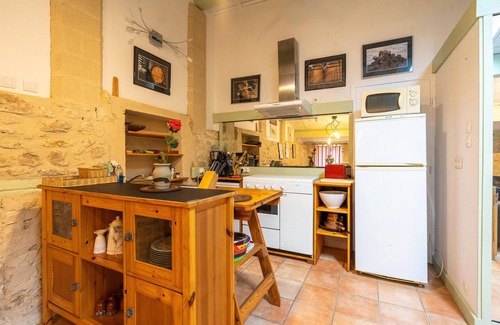 Gemozac House | Holiday Home 'L'atelier - Gîte La Tournerie' with Shared Pool, Private Terrace and Wi-Fi