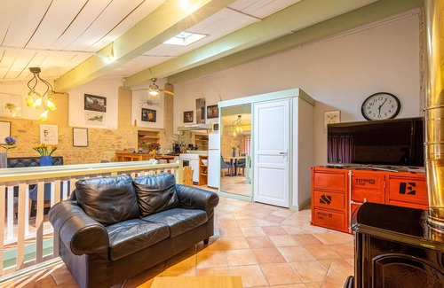 Gemozac House | Holiday Home 'L'atelier - Gîte La Tournerie' with Shared Pool, Private Terrace and Wi-Fi