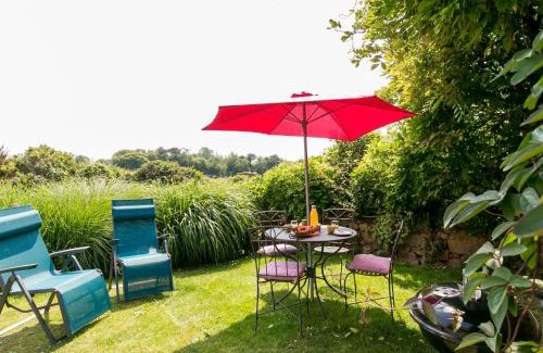 Saint-Jean-du-Doigt House | Holiday Home L'Hirondelle by Interhome