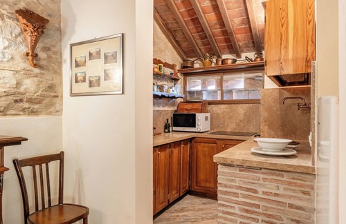Capannori House | Holiday Home 'La Capanna Di Arturo Piano Terra' with Mountain View, Wi-Fi and Air Conditioning