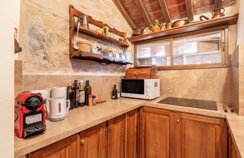 Capannori House | Holiday Home 'La Capanna Di Arturo Piano Terra' with Mountain View, Wi-Fi and Air Conditioning
