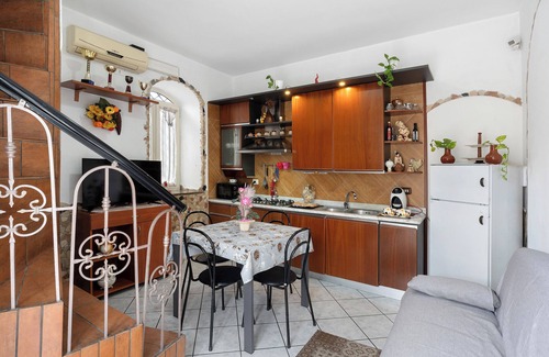 Ercolano House | Holiday Home 'La Casa Di Giulia' with Sea View, Wi-Fi and Air Conditioning