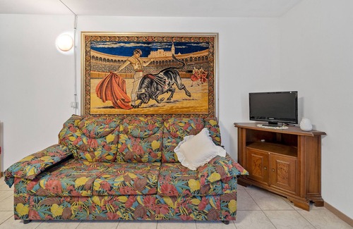 Tratalias House | Holiday Home 'La Casa Del Vento' with Shared Garden