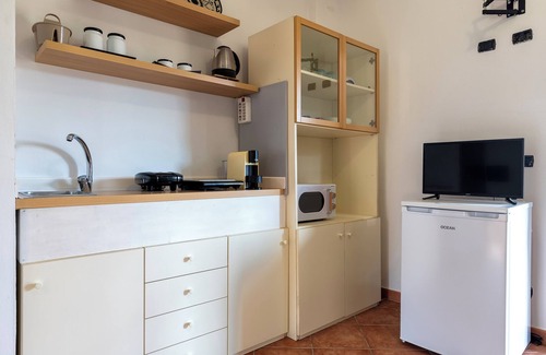 Alghero House | Holiday Home 'La Casa Nel Bosco' with Shared Pool, Wi-Fi and Air Conditioning