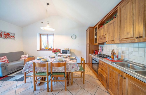 Morbegno House | Holiday Home 'La Rosa Bianca' with Mountain View, Private Terrace and Wi-Fi