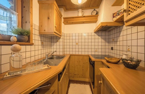 Lagundo House | Holiday Home “Lärchnhittl” with Mountain View, Wi-Fi, Balcony, Terrace & Garden