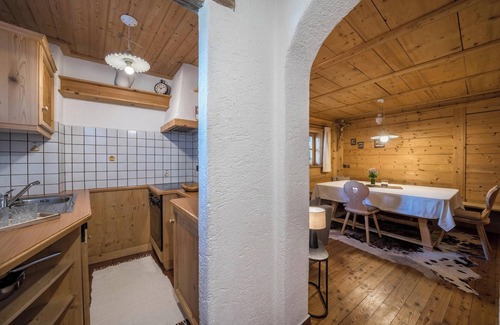 Lagundo House | Holiday Home “Lärchnhittl” with Mountain View, Wi-Fi, Balcony, Terrace & Garden