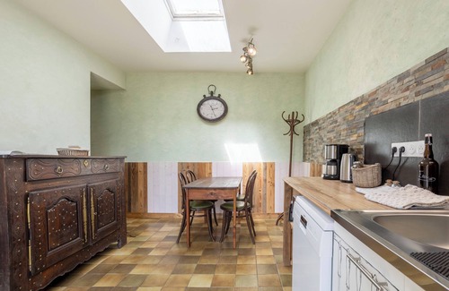 Peumerit House | Holiday Home 'Le Gîte De Blandine 2' with Private Terrace, Shared Garden and Wi-Fi