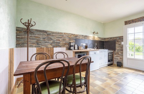 Peumerit House | Holiday Home 'Le Gîte De Blandine 2' with Private Terrace, Shared Garden and Wi-Fi