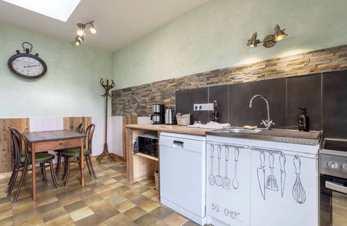 Peumerit House | Holiday Home 'Le Gîte De Blandine 2' with Private Terrace, Shared Garden and Wi-Fi