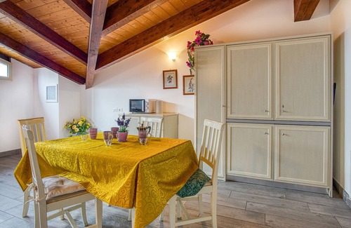 Valfabbrica House | Holiday Home "Le More - Casa Zoe" with Shared Garden & Wi-Fi