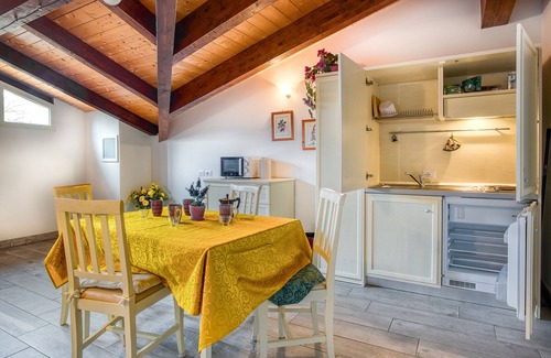 Valfabbrica House | Holiday Home "Le More - Casa Zoe" with Shared Garden & Wi-Fi