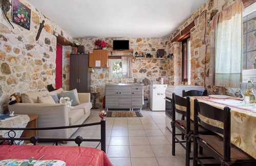 Agia Marina House | Holiday Home "Lithahiro Stone House" with Private Terrace