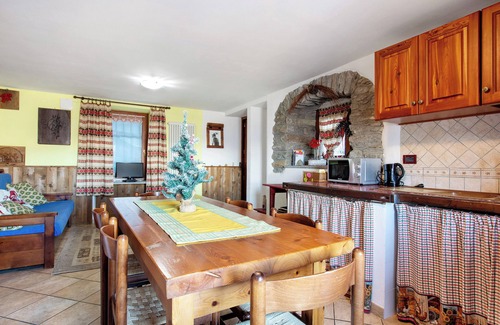 Gressan House | Holiday Home 'Maison Cerise' with Mountain View, Private Garden and Wi-Fi