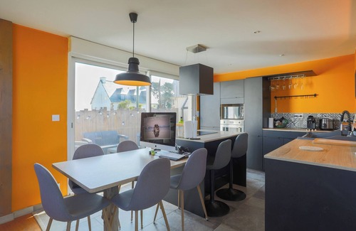 Langueux House | Holiday Home 'Maison De Charme Vue Mer Et Jacuzzy' with Private Garden and Wi-Fi