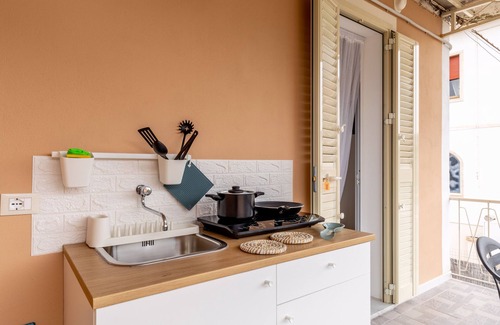 Marina di Massa House | Holiday Home 'Mini Appartamento 1' with Private Terrace, Wi-Fi and Air Conditioning