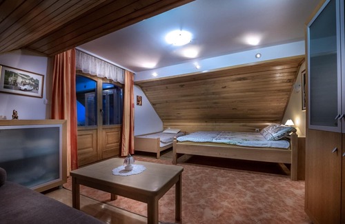 Bostanj House | Holiday Home Mirt with HotTub & Sauna