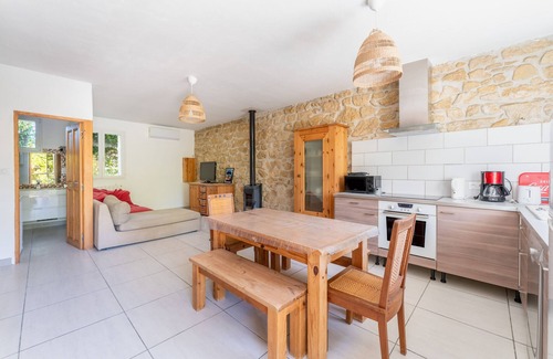 Monteux House | Holiday Home 'Monteux' with Shared Pool, Private Terrace and Wi-Fi