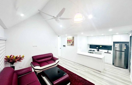 Slacks Creek House | Holiday Home on Acreage Block - Next to M1 and Close to Everything