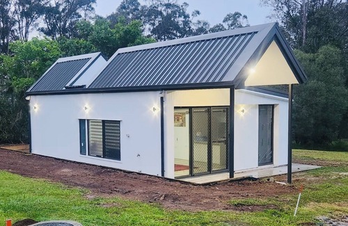 Slacks Creek House | Holiday Home on Acreage Block - Next to M1 and Close to Everything