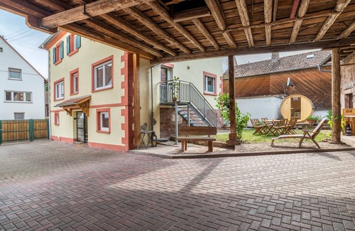 Schwanheim House | Holiday Home 'Pfälzerwald Idyll' with Private Terrace, Private Garden and Wi-Fi